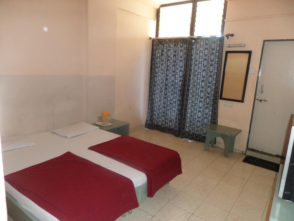 Oyo Flagship 37830 Hotel Aakar International Satara Exterior foto