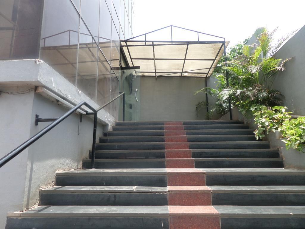 Oyo Flagship 37830 Hotel Aakar International Satara Exterior foto